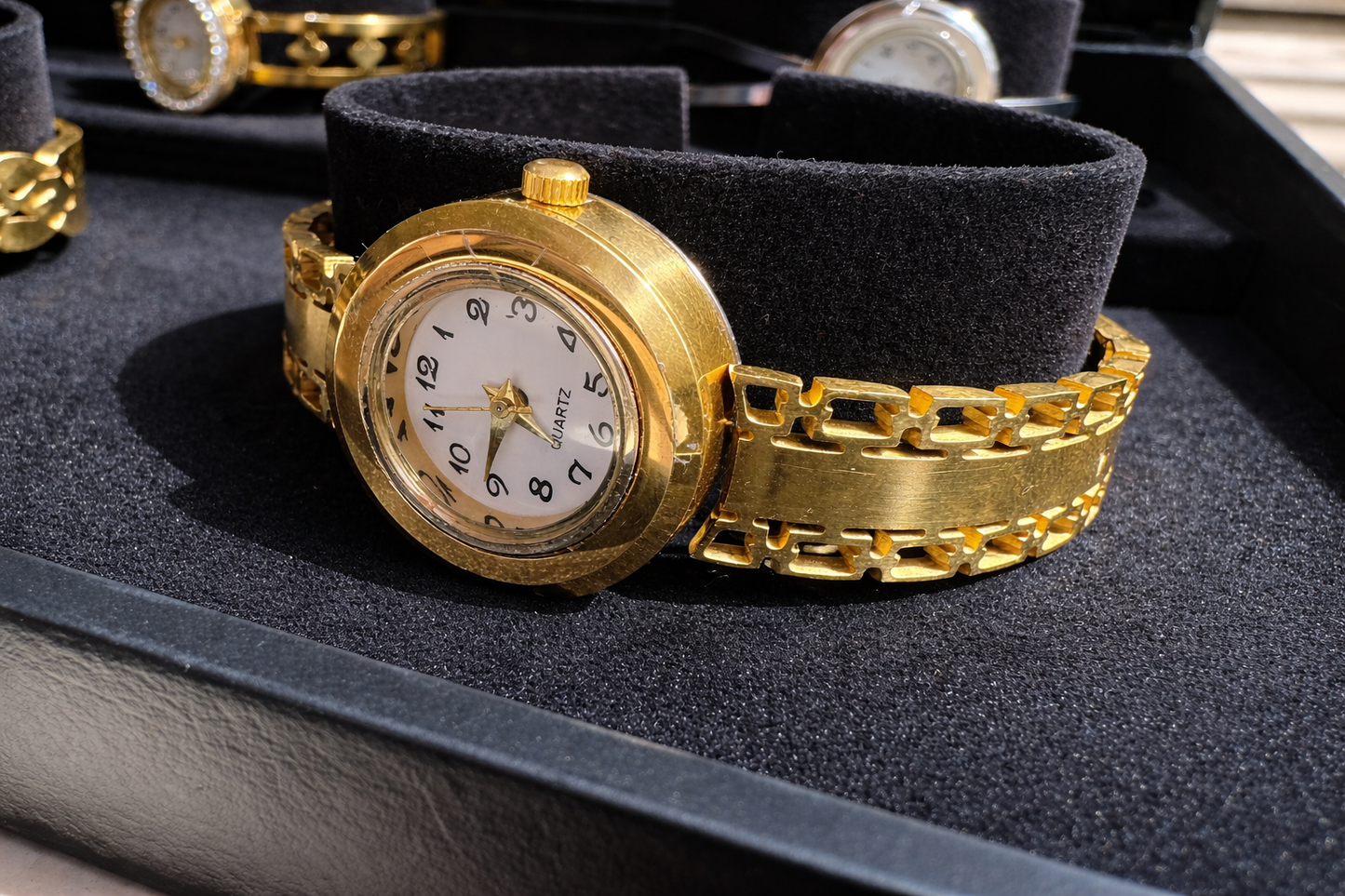 GOLD CHAIN LINK STATEMENT WATCH