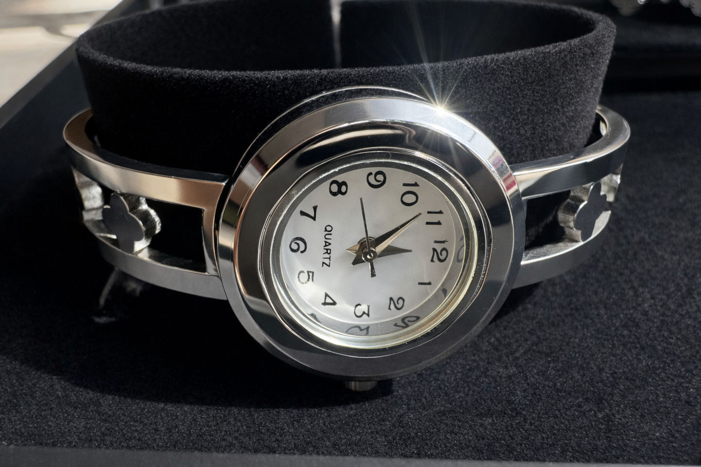 SLEEK SILVER MINIMALIST WATCH